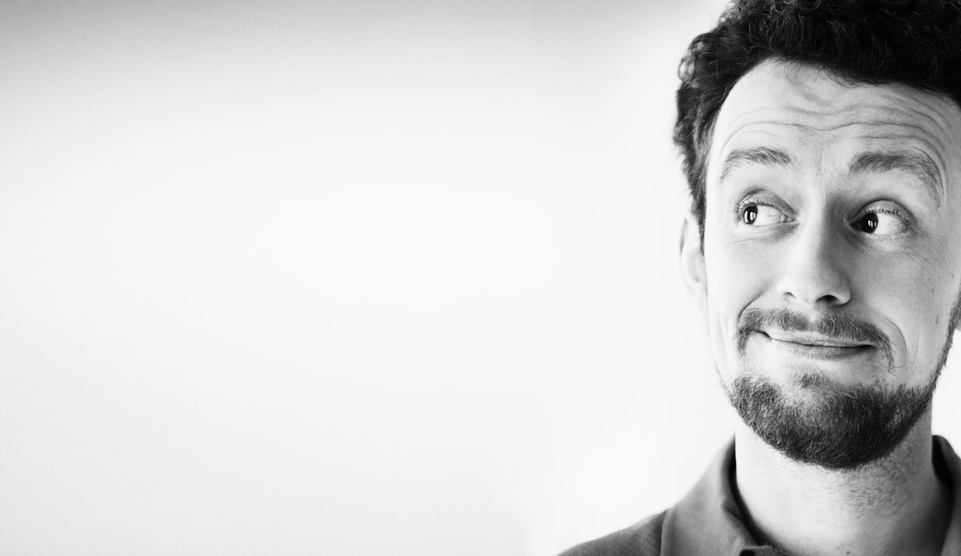 Foto eines Mannes, der schräg nach oben schaut