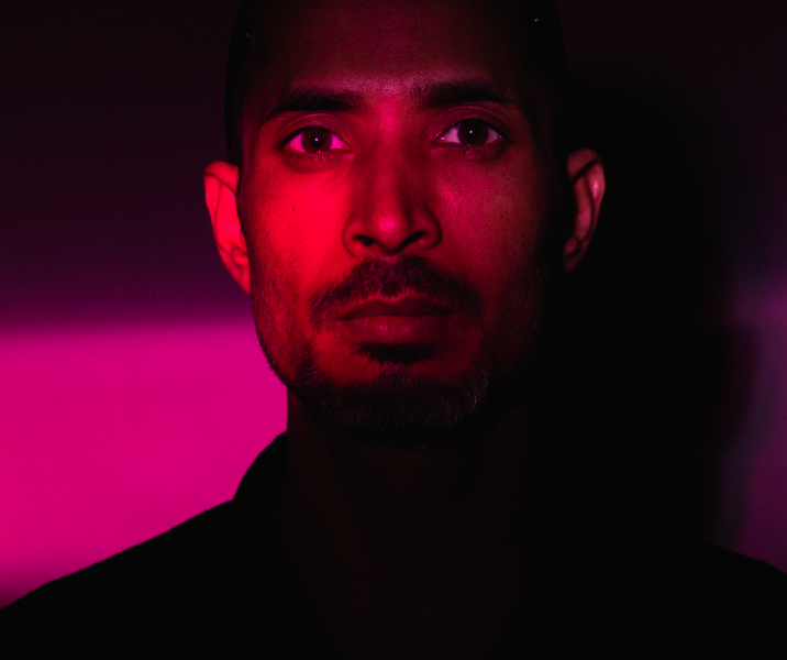 Ein Mann in dunkelrotem Licht