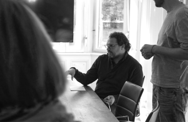 Teamleiter sitzt im Konferenzraum in einer Besprechung