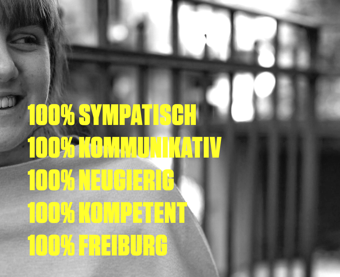 Ausschnitt einer Mitarbeiterin in Schwarz-Weiß