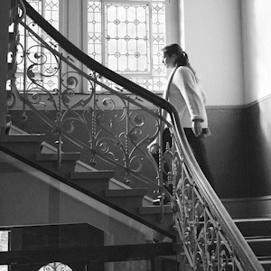 Gif in der eine Person die Treppe hochläuft