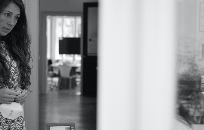 Kleiner ausschnitt aus einem Büro wo eine Mitarbeiterin aus der Linken Seite leicht hervorschaut