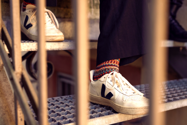 Beine die eine Metalltreppe runterlaufen